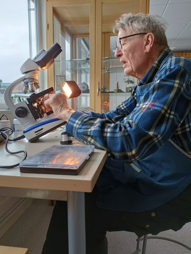 Hans Ebbe undervisar om mikroskopservice
