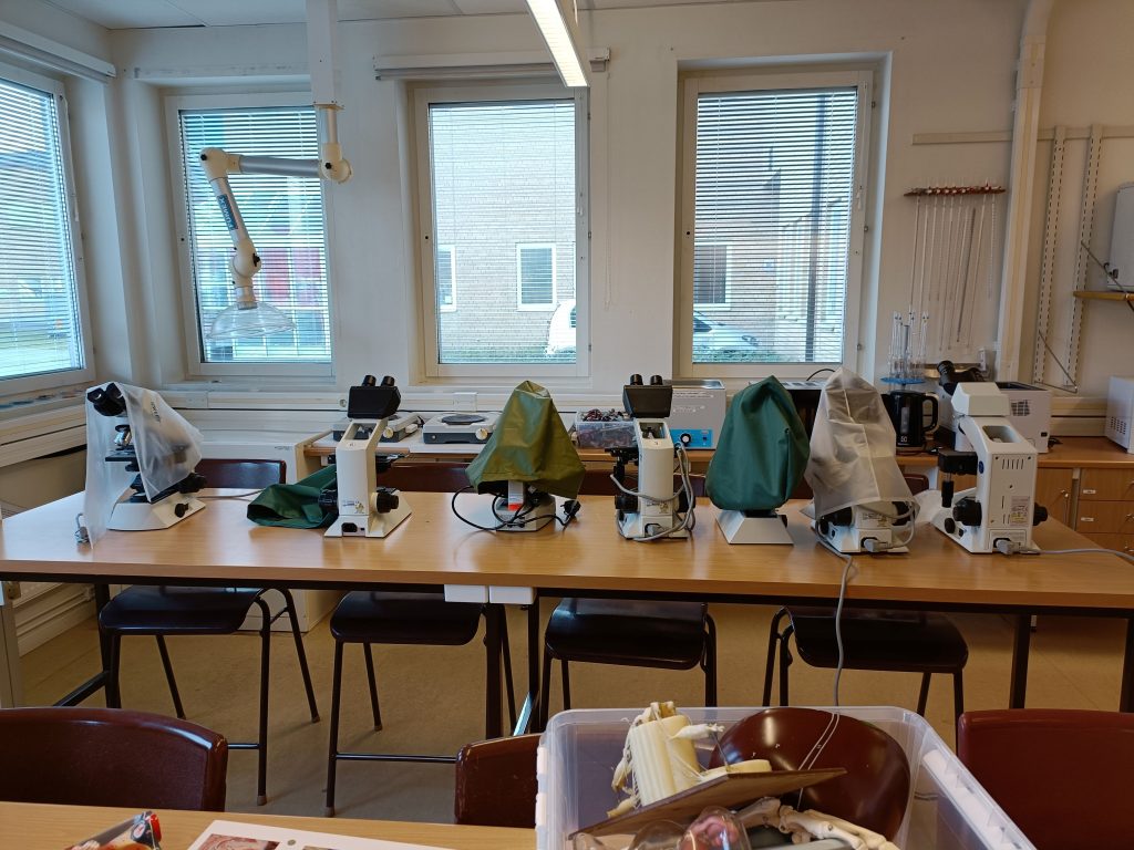 klassrum med mikroskop